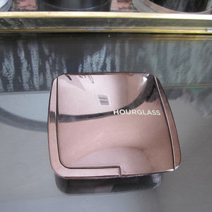 HOURGLASS AMBIENT LIGHTING POWDER